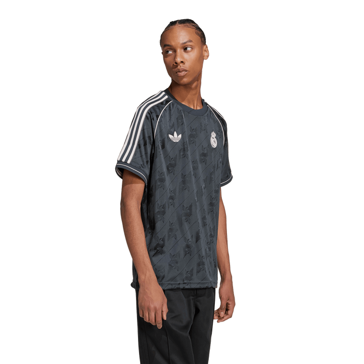 JI9481_7_APPAREL_OnModel_Walki 